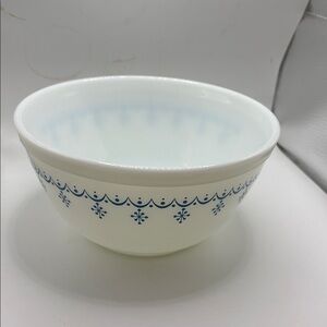 PYREX SNOWFLAKE GARLAND 1 1/2 QUART MIXING BOWl 402